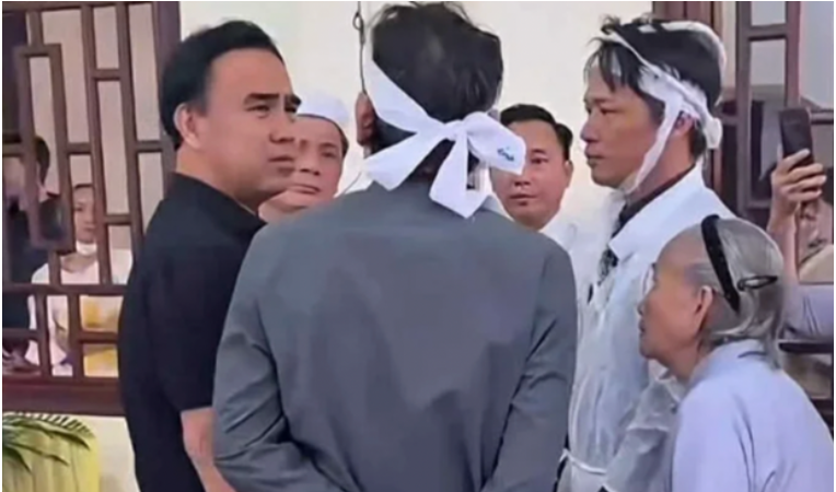 Đã rõ lý do Quyền Linh tới thăm mộ của NS Thương Tín: ‘Sao chỉ có đi 1 mình, các NS khác vô tâm quá vậy sao?’