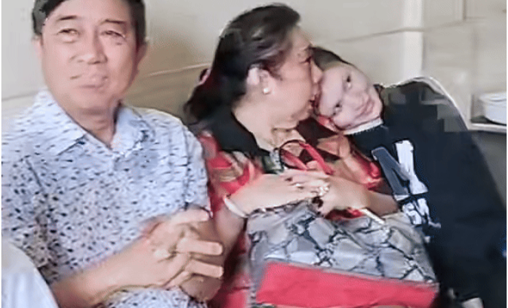 Xoài Non về quê ra mắt, có hành động lạ khiến ai cũng chú ý: Thái độ của mẹ Gil Lê mới là điều gây bàn tán