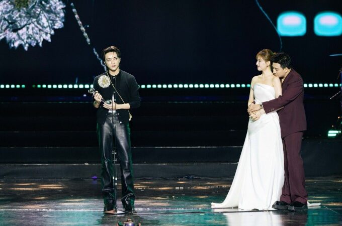 Trấn Thành – Hari Won bị chỉ trích vì có hành động phản cảm khi Soobin phát biểu trên sân khấu lễ trao giải Làn Sóng Xanh 2026: Có thèm quá thì về nhà, chứ sao lại làm chuyện đấy trước triệu khán giả vậy trời?!