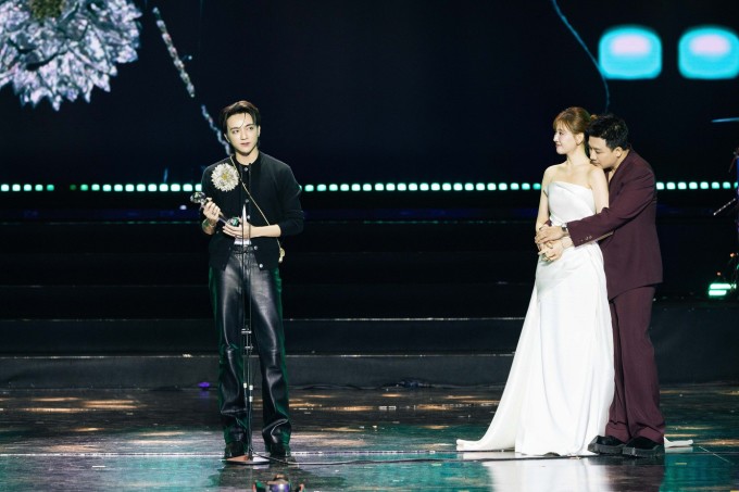 Trấn Thành – Hari Won bị chỉ trích vì có hành động phản cảm khi Soobin phát biểu trên sân khấu lễ trao giải Làn Sóng Xanh 2026: Có thèm quá thì về nhà, chứ sao lại làm chuyện đấy trước triệu khán giả vậy trời?!