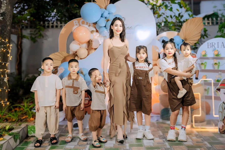 8 năm sinh liền 6 bé, mỗi tháng chi gần 100 triệu nuôi con: Bà mẹ 9x vẫn trẻ trung khó tin, body quyến rũ như chưa từng sinh nở khiến ai nhìn cũng trầm trồ