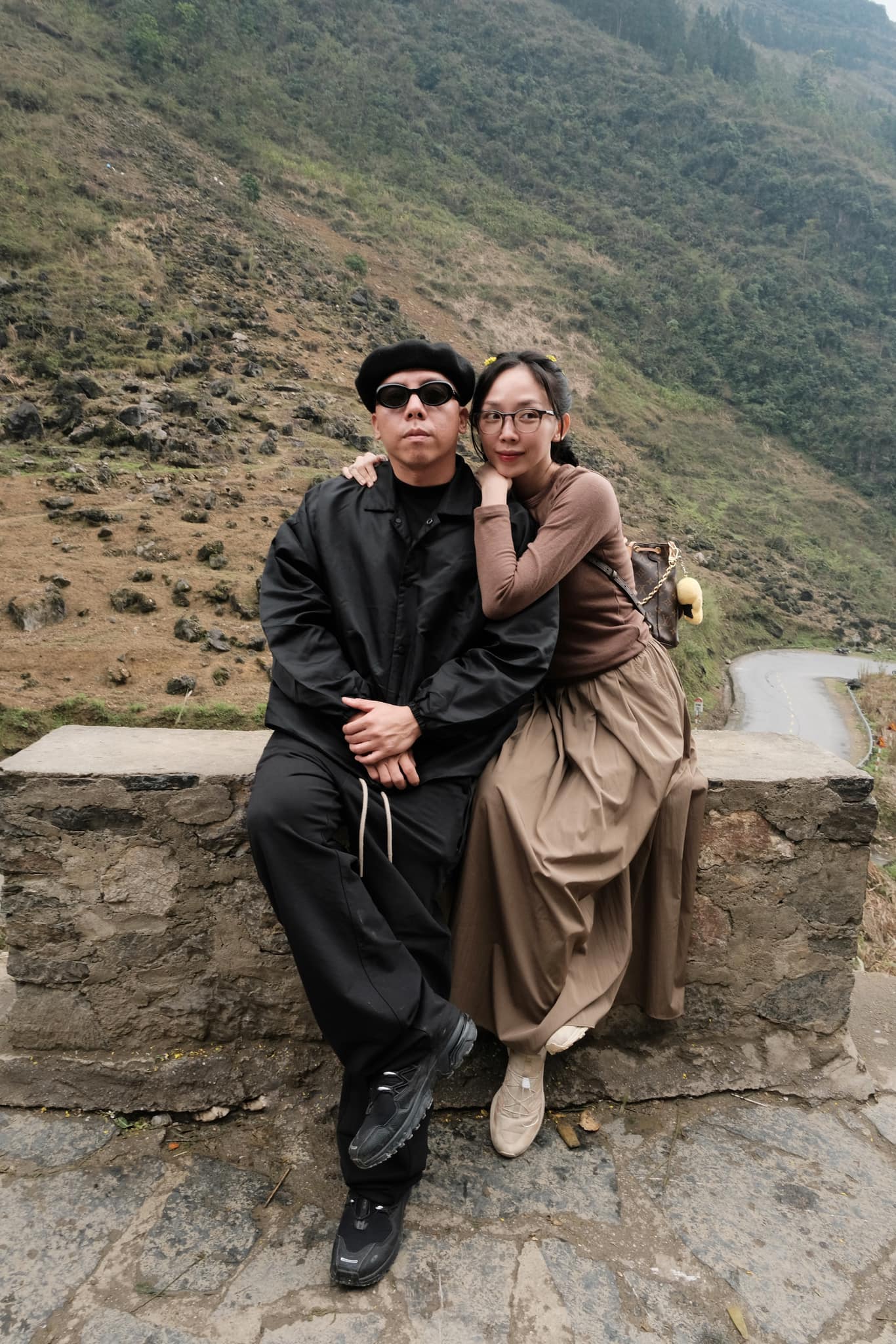 Hoàng Touliver không hề lạnh lùng như vẻ ngoài: Là người rất thương mẹ nhưng mẹ ruột đã mất, ngày cưới Tóc Tiên từng mong có thêm một người mẹ để vơi nỗi đau, nào ngờ mẹ vợ lại không chấp nhận