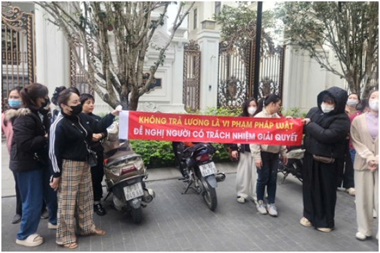 Chuyện gì thế này: Biệt thự của Hoàng Hường có hàng chục công nhân ùn ùn tới trước cổng đòi tiền lương, tiền đâu mà trả bây giờ