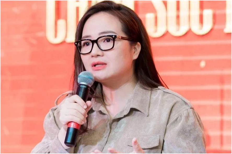 Hàng chục người kéo đến biệt thự của Hoàng Hường để đòi tiền lương: ‘Làm một hành động đặc biệt’