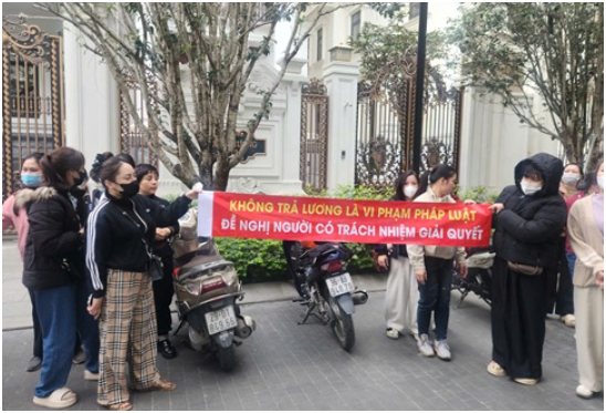 Một người đến biệt thự của Hoàng Hường đòi tiền lương cho hay: “Tôi đứng tới chiều luôn, nào ra đưa tiền thì tôi mới về”