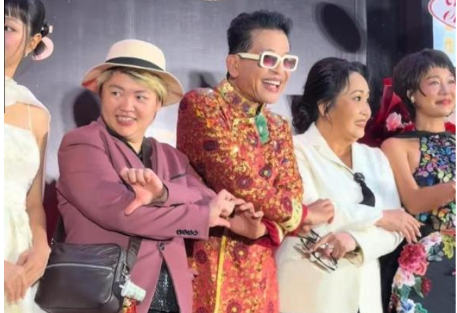 Thanh Bạch công khai bạn đời trước công chúng: Nhiều người ngỡ chỉ là trợ lý xách đồ, sự thật khiến ai cũng bất ngờ