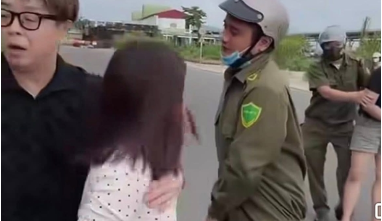 Chuyện gì thế này: Bà Nhân Vlogs lao vào qu:ý::nh người phụ nữ t:ới tấ:p để bảo vệ chồng, nhìn chị h:ổ b:áo lắm