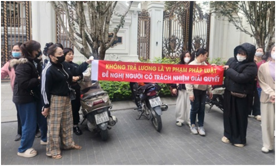 Hàng chục người ùn ùn kéo tới biệt thự Hoàng Hường đò:i n:ợ: B:óc ph:ốt ồn ào, vạ:ch tr:ần cách đối xử bị cho là quá đáng của “sếp cũ”