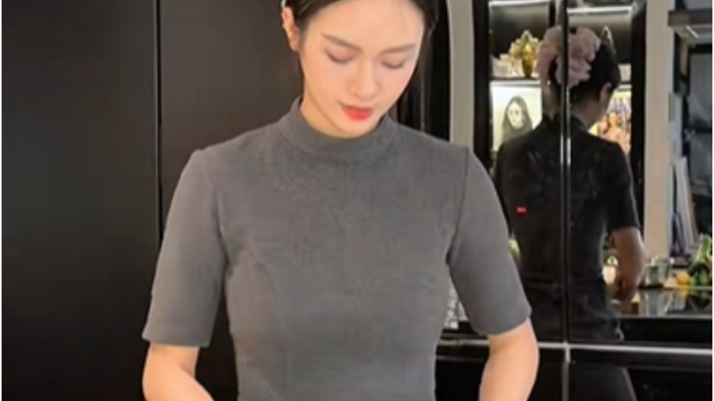 Vũ Thúy Quỳnh bắt chước Phương Oanh làm c:ờ nh:íp nấu ăn nhưng mà bị soi tướng đứng: ‘Sao lại dạ:ng há:ng khó coi quá vậy’