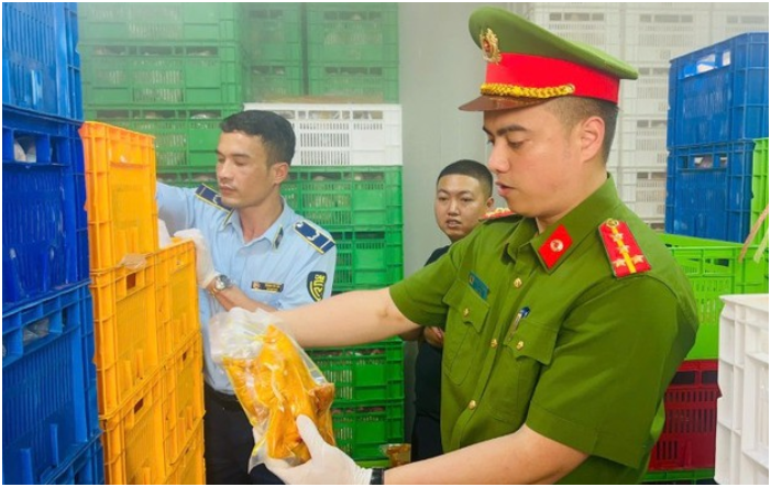 Lại thêm một thực phẩm bẩn nữa tuồng ra ngoài: ‘Đáng sợ quá, không dám ăn gì luôn’