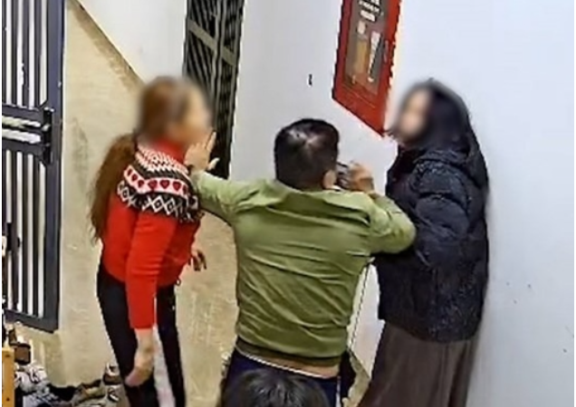 Danh tính người phụ nữ hà:nh h:ung hàng xóm vì con trai bị tố sà:m s:ỡ: Rõ khu:ng hì:nh ph:ạt của người này