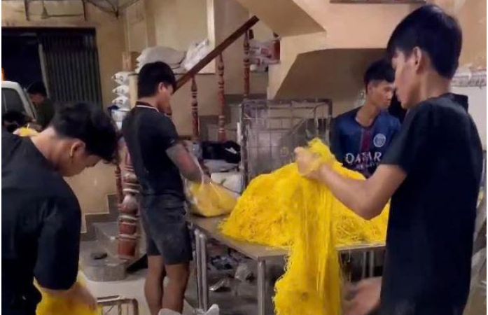 Rù:ng mì:nh lò mì tươi sợi ‘tẩ:m ch:ất đ:ộ:c’ ở TPHCM: Lộ quy trình sản xuất kinh hoàng sau bữa ăn quen thuộc