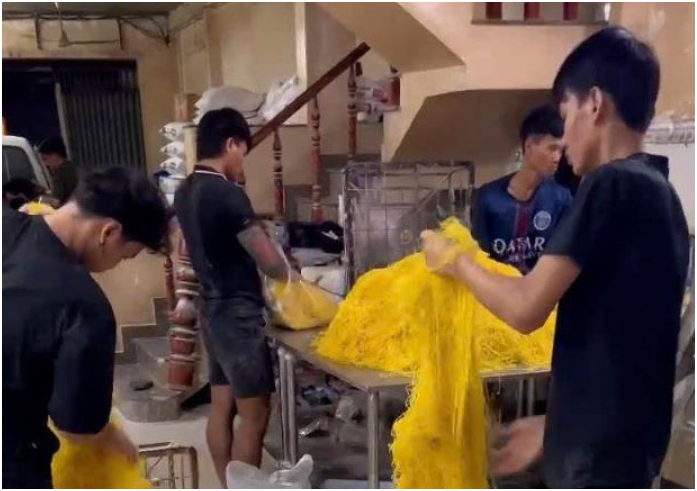 Rù:ng mì:nh lò mì tươi sợi ‘tẩ:m ch:ất đ:ộ:c’ ở TPHCM: Lộ quy trình sản xuất kinh hoàng sau bữa ăn quen thuộc