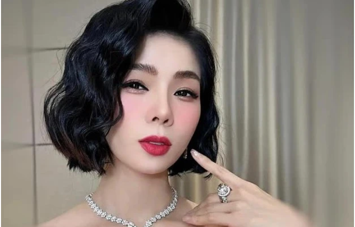 Bà Hằng dạy dỗ nghệ sĩ Lệ Quyên: “Em đi hát b:án vé cho khán giả vài triệu đồng, sống nhờ khán giả mà giờ lại đi chưởi bậy, văng tục vào mặt khán giả vậy hả”