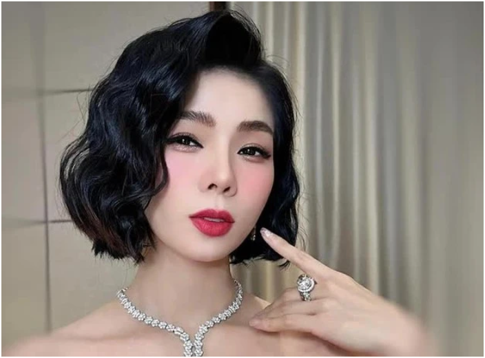 Bà Hằng dạy dỗ nghệ sĩ Lệ Quyên: “Em đi hát b:án vé cho khán giả vài triệu đồng, sống nhờ khán giả mà giờ lại đi chưởi bậy, văng tục vào mặt khán giả vậy hả”