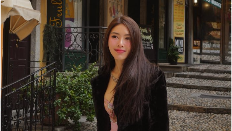 Bạn gái cũ của thiếu gia Minh Hoàng làm nghề gì mà check in khách sạn liên tục: “Đi du lịch như cơm bữa, lúc nước này, mai nước nọ, tiền đâu mà lắm thế?”