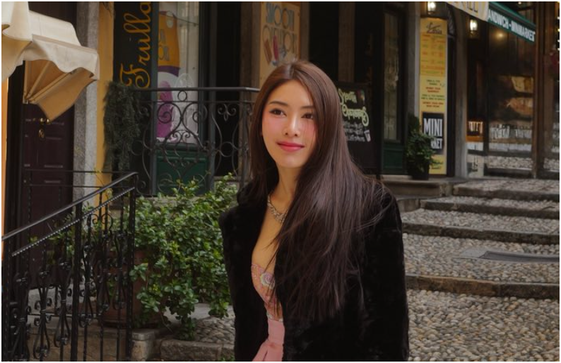 Bạn gái cũ của thiếu gia Minh Hoàng làm nghề gì mà check in khách sạn liên tục: “Đi du lịch như cơm bữa, lúc nước này, mai nước nọ, tiền đâu mà lắm thế?”