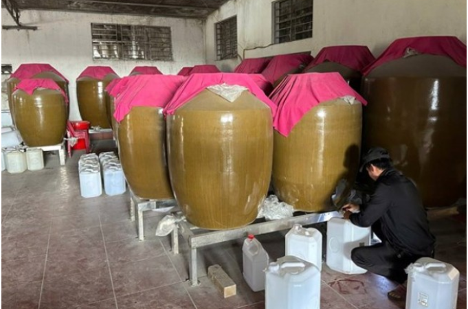 Phát hiện lò rư:ợu gạo ‘b:ẩn’ ng:uy c:ơ gây ng:ộ độ:c ở Hải Phòng, bị xử phạt nặng theo quy định