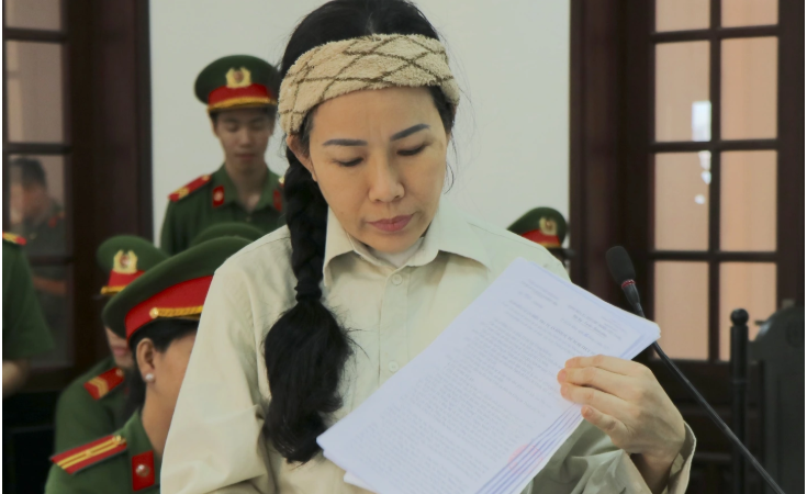 Không những bình tĩnh và hồn nhiên, bị cáo Đinh Thị Lan còn yêu cầu hoãn phiên tòa với lý do hết sức vô lý: ‘Thấy chị chẳng sợ sệt gì cả’