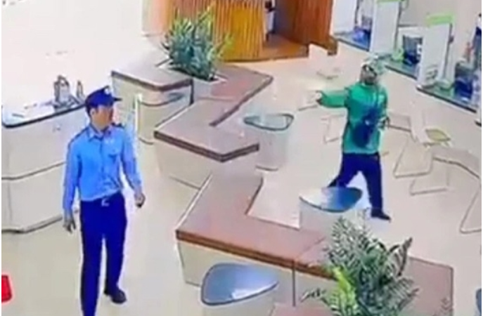 Hé lộ lời đ:e dọ:a của ngh:i phạ:m vụ c:ư::ớp Ngân Hàng ở Gia Lai: Hành động ch:ớp nho:áng của nhân viên ngân hàng khi đối mặt 2 tên cư:ớ::p