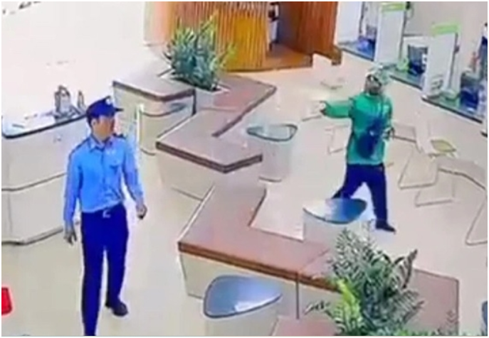 Hé lộ lời đ:e dọ:a của ngh:i phạ:m vụ c:ư::ớp Ngân Hàng ở Gia Lai: Hành động ch:ớp nho:áng của nhân viên ngân hàng khi đối mặt 2 tên cư:ớ::p