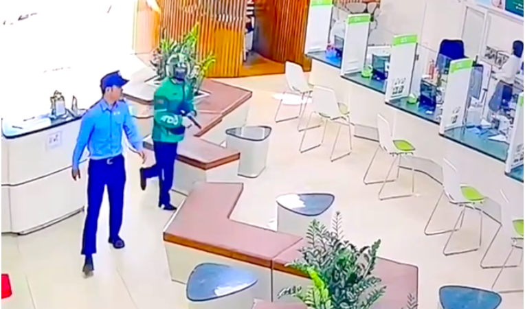 Công an r:à so:át đ:ơn hà:ng ‘áo khoác và mũ bảo hiểm in chữ Grap’: Khoanh vùng đối tượng ngay và luôn