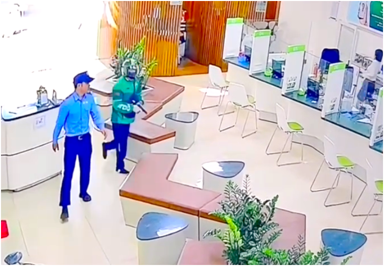 Công an r:à so:át đ:ơn hà:ng ‘áo khoác và mũ bảo hiểm in chữ Grap’: Khoanh vùng đối tượng ngay và luôn