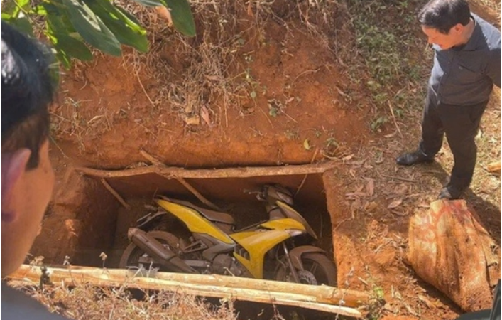 Phát hiện xe máy ở nơi khó tin, hé lộ tình hình tru:y b:ắt trong vụ cư:ớ:p Ngân hàng ở Gia Lai