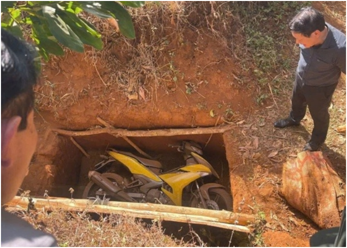 Phát hiện xe máy ở nơi khó tin, hé lộ tình hình tru:y b:ắt trong vụ cư:ớ:p Ngân hàng ở Gia Lai