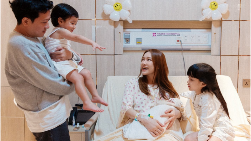 Trường Giang bất ngờ khóc lóc, xin lỗi khi vợ sinh con thứ 3: “Anh là người cha thật t:ệ lắm”