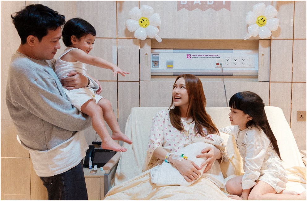 Trường Giang bất ngờ khóc lóc, xin lỗi khi vợ sinh con thứ 3: “Anh là người cha thật t:ệ lắm”