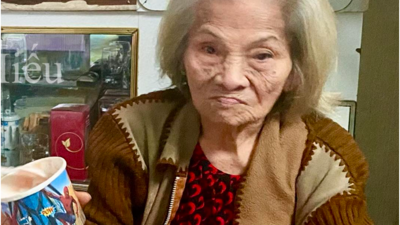 Mẹ Thương Tín 90 tuổi lần đầu l:ộ diện: Tới bây giờ mà bà vẫn chưa biết con trai mình qu:a đ:ời