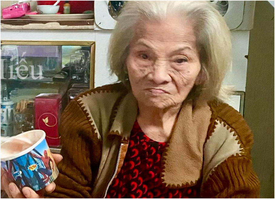 Mẹ Thương Tín 90 tuổi lần đầu l:ộ diện: Tới bây giờ mà bà vẫn chưa biết con trai mình qu:a đ:ời