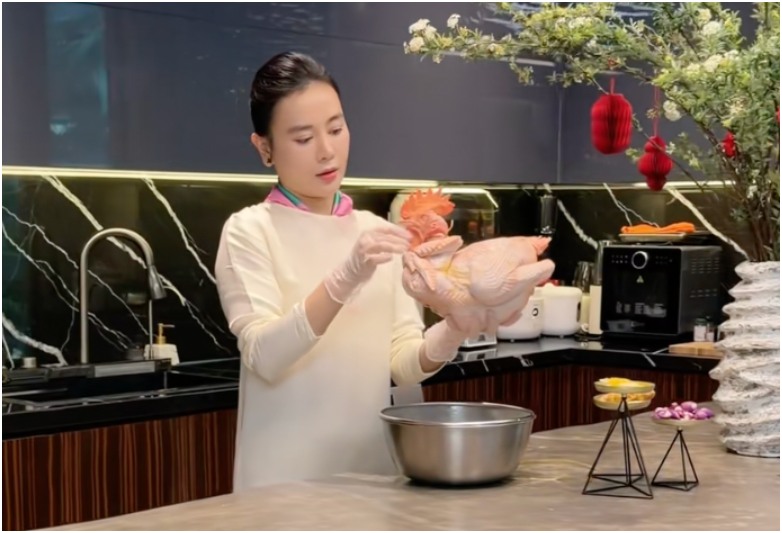 Rõ tình trạng của Phương Oanh hiện tại: “Tiết kiệm tiền hơn, không dám ăn xài hoang phí như khi xưa nữa, đồ ăn đạm bạc hơn rất nhiều”