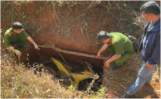 CA công bố đặc điểm nhận dạng 2 nghi phạm và chiếc xe máy dùng để cư:ớ:p ngân hàng ở Gia Lai: “Ai phát hiện sẽ được treo thưởng”