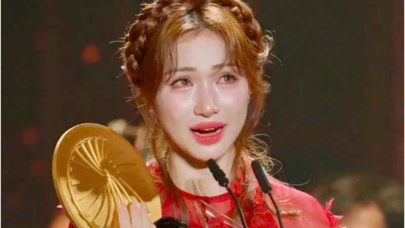 Hòa Minzy khóc lóc khi nhận giải thưởng cao quý: Rõ thái độ lạ của Phương Mỹ Chi khi nhìn đàn chị của mình, hành động nói lên tất cả