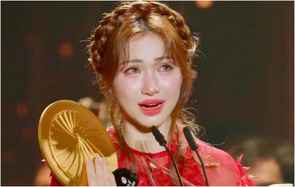 Hòa Minzy khóc lóc khi nhận giải thưởng cao quý: Rõ thái độ lạ của Phương Mỹ Chi khi nhìn đàn chị của mình, hành động nói lên tất cả