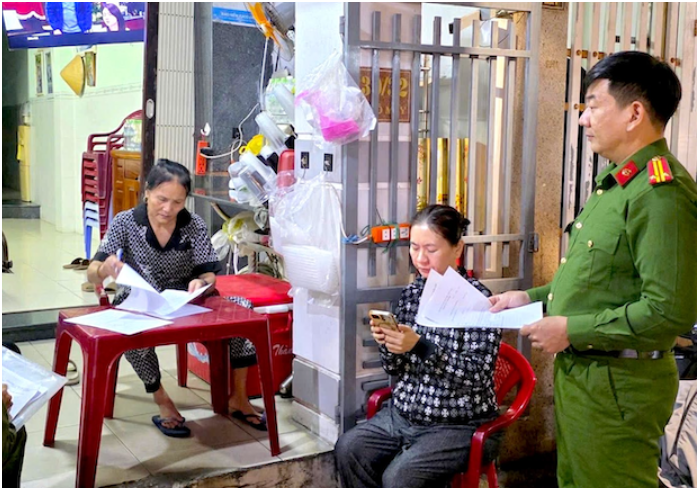 CA tới từng nhà, từng người dân để kêu gọi t:ố gi:ác t:ội ph:ạm vụ cư:ớ:p Ngân hàng Gia Lai: “Ai thấy ngh:i vấ:n phải báo liền”