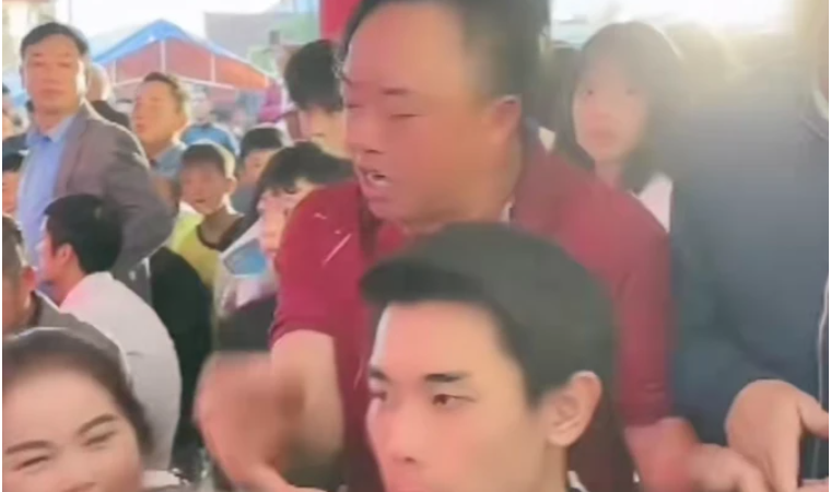 Vỡ trận với 300 mâm cổ, bố Đình Bắc t:ức gi:ận b:ức x:úc, bật khóc đòi gi:ải t:án tiệc vì fan quá khích: Con tôi nó mệt lắm rồi