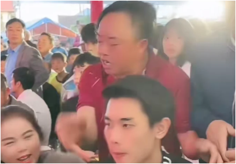 Vỡ trận với 300 mâm cổ, bố Đình Bắc t:ức gi:ận b:ức x:úc, bật khóc đòi gi:ải t:án tiệc vì fan quá khích: Con tôi nó mệt lắm rồi