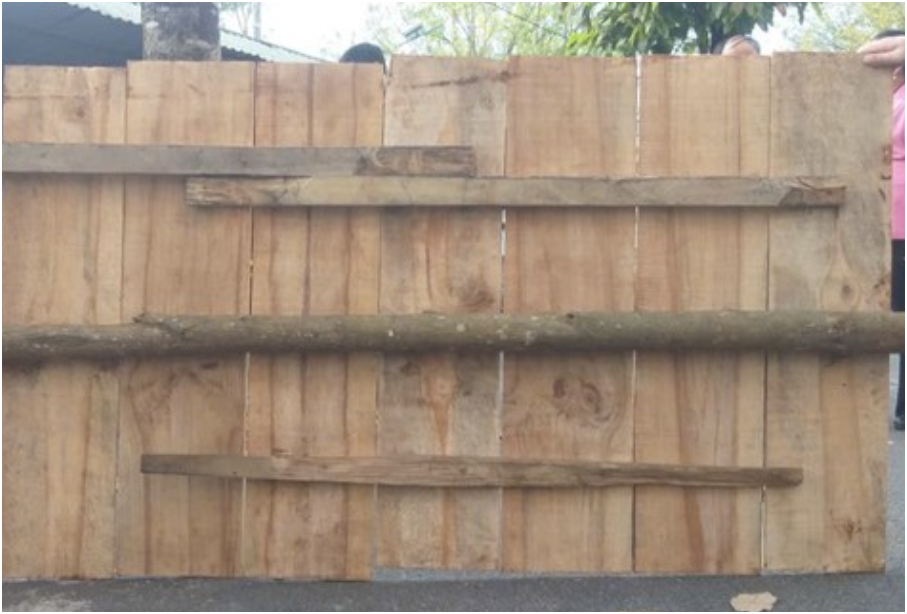 Chủ cơ sở mộc phân tích về tấm ván gỗ trong vụ cư:ớ:p Ngân hàng Gia Lai: “Tấm gỗ này được cư:a x:ẻ rất phẳng và đều, chỉ những xưởng lớn mới làm được”