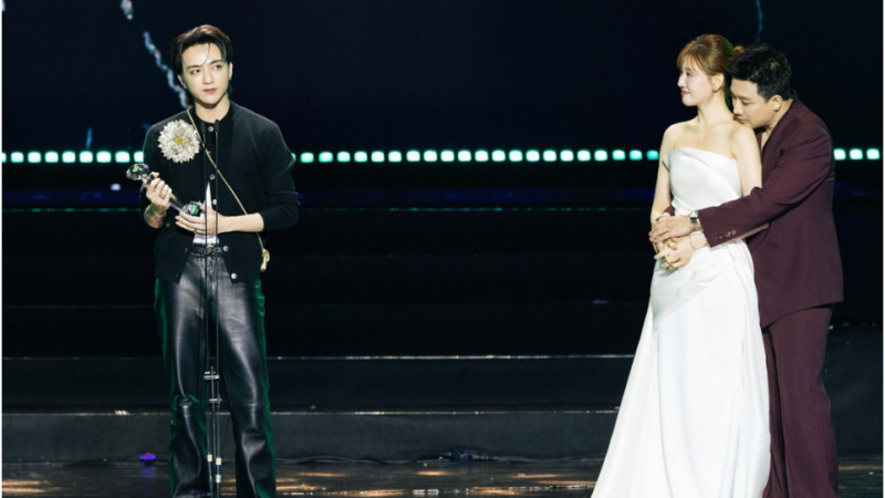 Trấn Thành ô:m ấ:p Hari Won trong lúc Soobin nhận giải và phát biểu: Anh chị đang làm gì thế này?