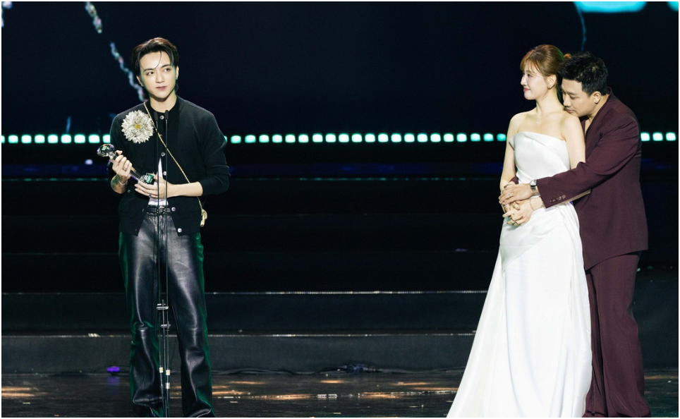 Trấn Thành ô:m ấ:p Hari Won trong lúc Soobin nhận giải và phát biểu: Anh chị đang làm gì thế này?