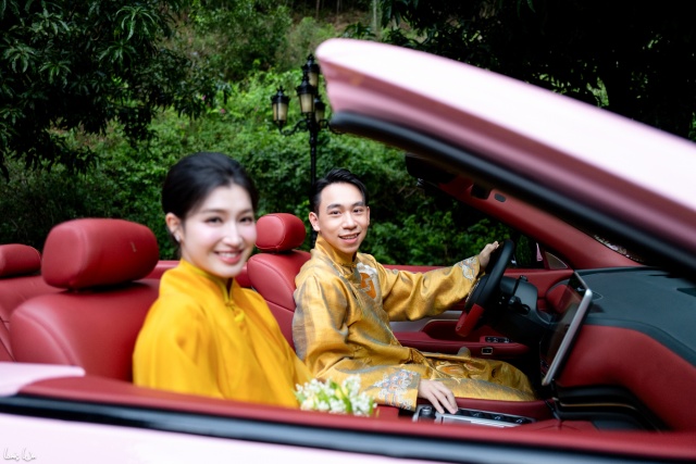 Cưới Á hậu Phương Nhi, ai cũng nghĩ thiếu gia sẽ rước dâu bằng dàn siêu xe ngoại: Không ngờ chọn xe này, fan nhìn mà muốn xỉu vì quá khác tưởng tượng