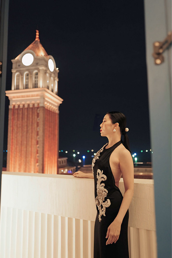 Lệ Quyên vi vu nghỉ dưỡng cùng Lâm Bảo Châu, khoe lưng trần nuột nà đúng lúc bị Sở Văn hóa gọi tên: Thái độ thảnh thơi gây tranh cãi