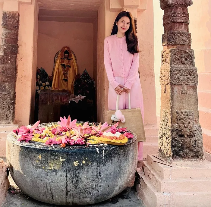 Thủy Tiên hiếm hoi chia sẻ hình ảnh trong chuyến du lịch tại Ấn Độ: Nhìn chị ngày càng thiện lành, càng lúc càng đẹp; đúng là tâm an thì sắc diện mới nhuận rạng như vậy