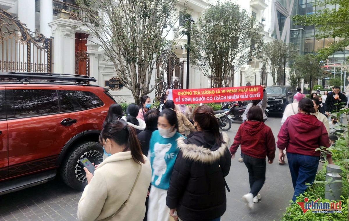 Quá đáng thật sự: Phía Hoàng Hường không một ai ra mặt tiếp công nhân đòi lương, còn cử nhân viên đứng ra lớn tiếng, dùng lời lẽ gay gắt chửi bới người lao động