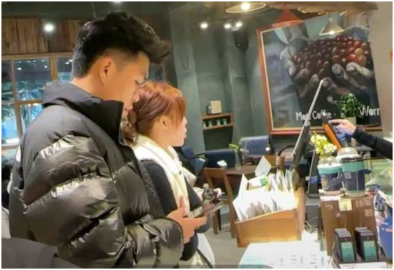 D:ân m:ạng đã đồn thì ít có sai, Lý Đức tình tứ nắm tay Phí Thanh Thảo đang gây xôn xao: “Thế này chối nữa đi”