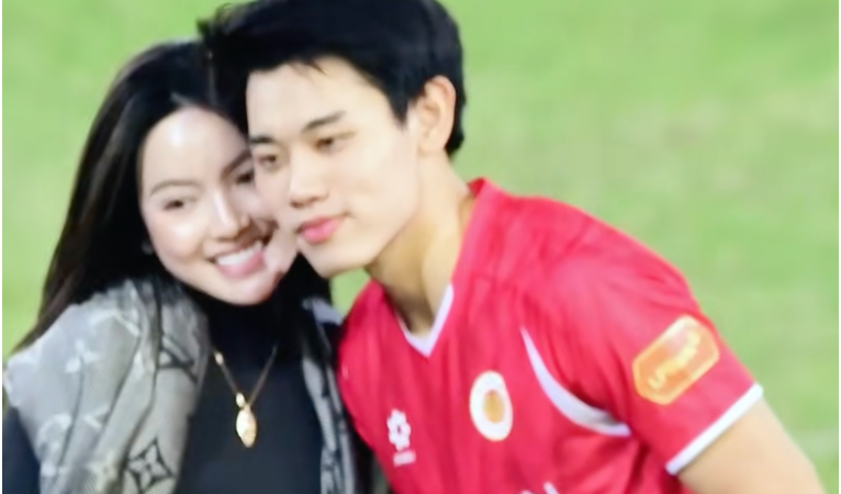 Chu Thanh Huyền xuống sân xin chụp ảnh cùng Đình Bắc: Cái tay của Đình Bắc gây chú ý, đang rần rần luôn rồi