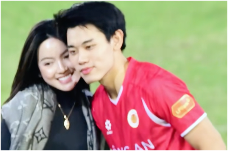 Chu Thanh Huyền xuống sân xin chụp ảnh cùng Đình Bắc: Cái tay của Đình Bắc gây chú ý, đang rần rần luôn rồi